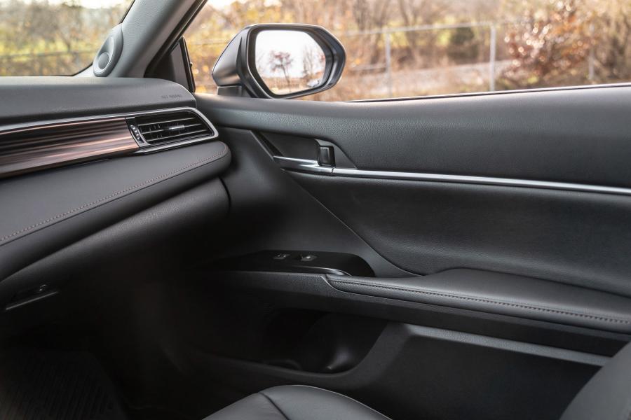 Интерьер Toyota Camry Hybrid XLE 2017 года  (NA) (фото 23 из 40)